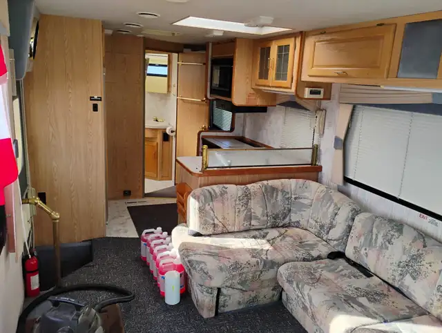 1995 Thor Residency Class A Gas 35’ Motorhome in RVs & Motorhomes in Charlottetown - Image 4