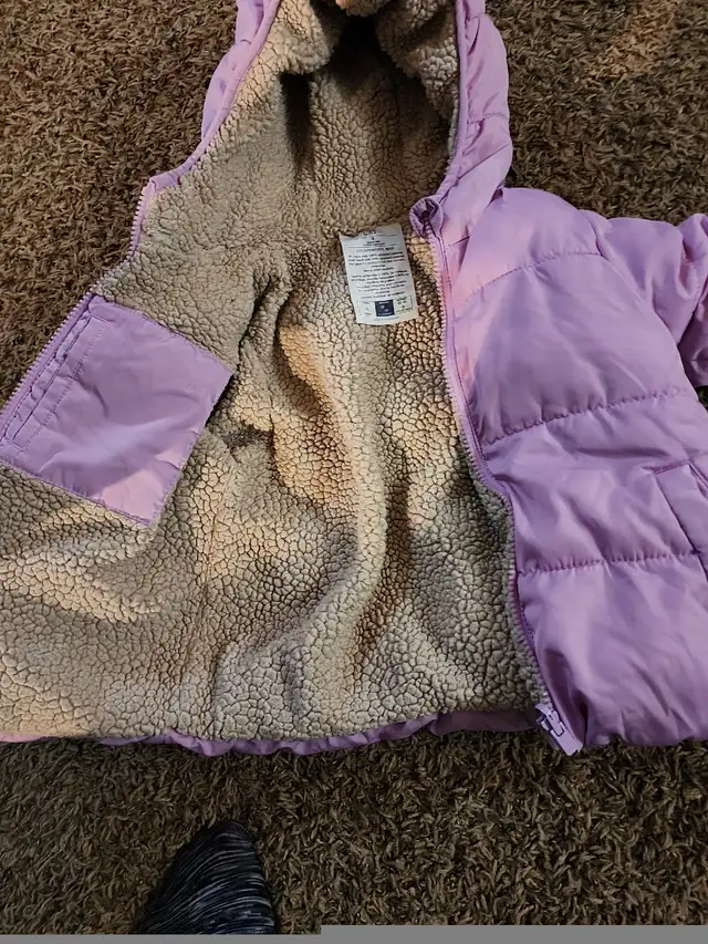Size 4 gap winter jacket  in Clothing - 4T in Edmonton - Image 4