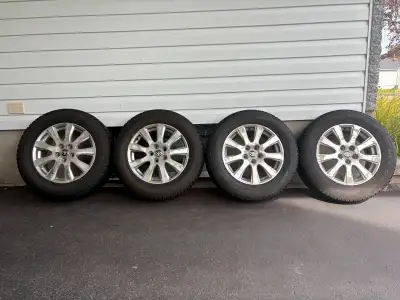 4 pneus d'hiver TOYO OBSERVE 225/65 R17 montés sur Mag en alliage Toyota. Utilisés un hiver ( 5 500...