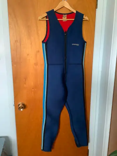 Wetsuit en néoprène 2 pièces, de marque Camaro austria, grandeur 52 pour la veste et 50 pour la comb...