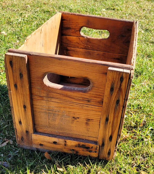 7 Up Vintage Wooden Crate in Arts & Collectibles in Kawartha Lakes - Image 3