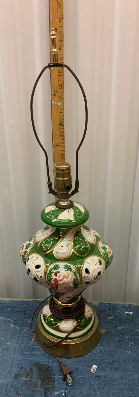 vintage Capodimonte table lamp made in Italy,  in Indoor Lighting & Fans in City of Montréal - Image 3