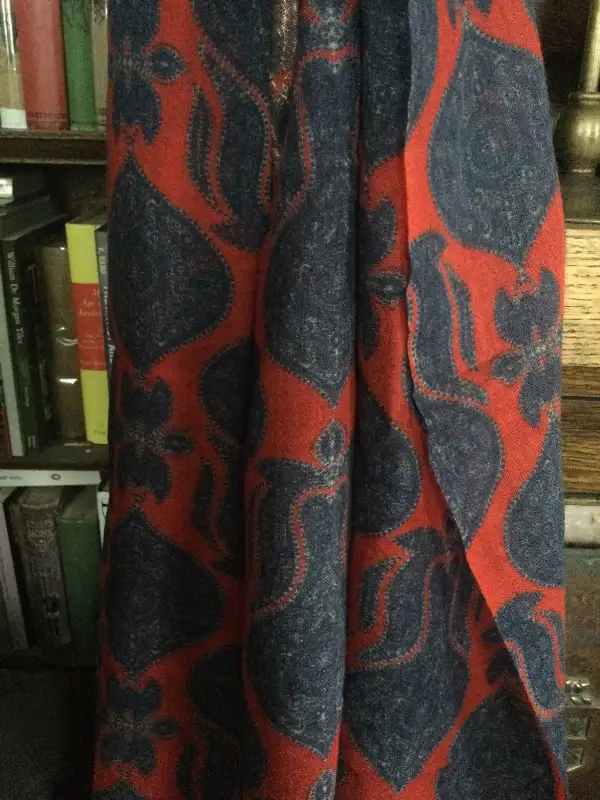 V & A Museum Pure Wool Scarf Palsley Pattern in Other in Edmonton - Image 5