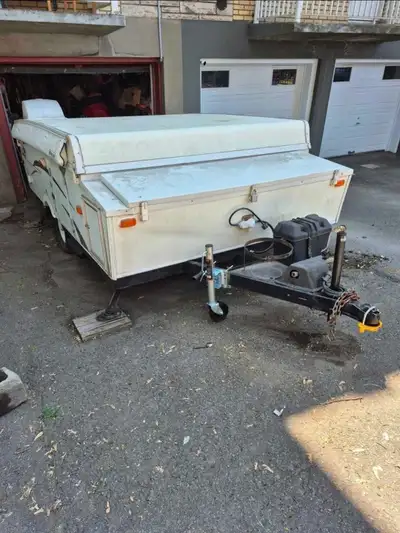 Tente roulotte 12 pieds – Très bon état – Prête pour le camping! À vendre : tente roulotte 2007 de 1...