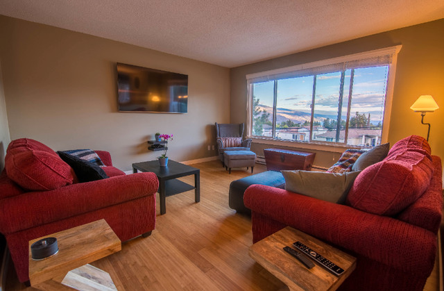 Furnished: Lake & Mountain View 4 bed 3 Bedrooms Up of House in Long Term Rentals in Kelowna - Image 3