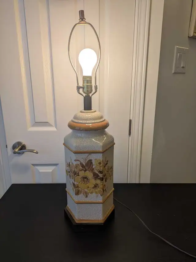 Large MCM table lamp, speckled ceramic floral design in Indoor Lighting & Fans in Ottawa - Image 2