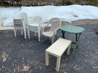 Chaises empilables et tables en résine