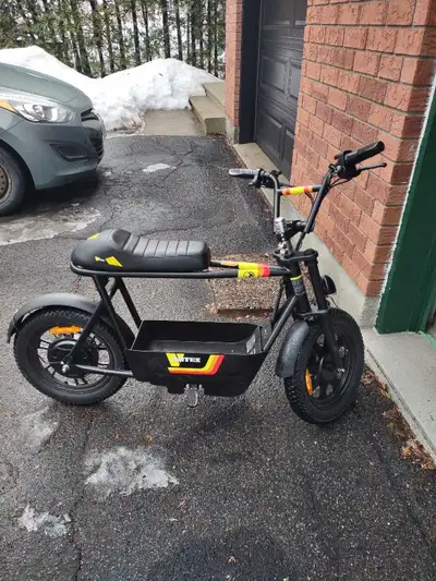 Barely used e-scooter. Paid 700$ last summer from Amazon. Perfect condition. Manual, charger and gps...