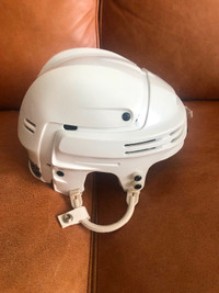 Small Men’s Nike/Bauer white hockey helmet