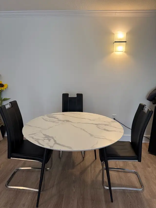 Dining table in Dining Tables & Sets in City of Halifax - Image 2