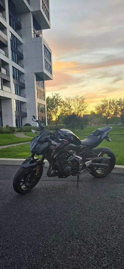 Moto de 2018, a vendre as is, roule super bien. 29kilo au compteur. Vient avec les mirroirs d origin...