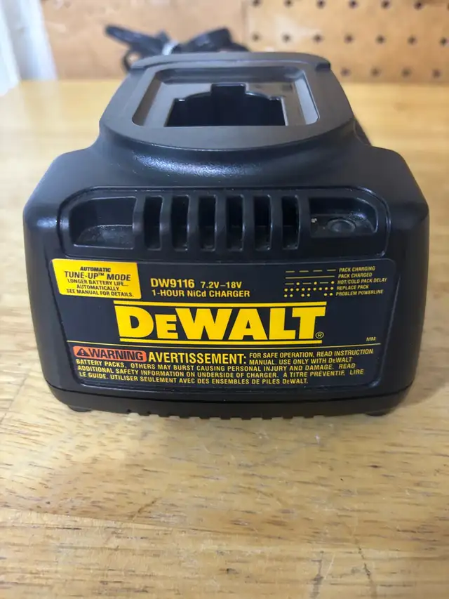 DeWalt Battery Charger in Power Tools in Barrie - Image 3