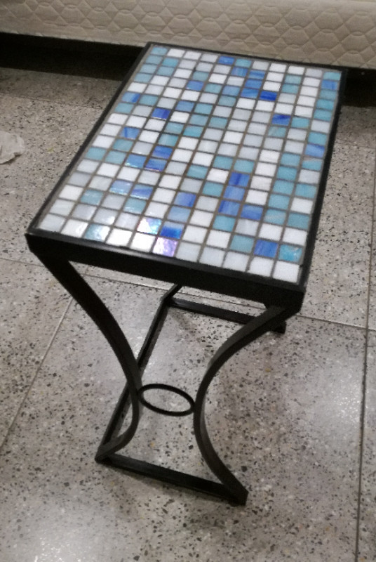 Cute, indoor/outdoor tiled table for sale! Stylish and sturdy  dans Autres tables  à Ville de Montréal - Image 2