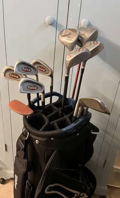 Wilson Prostaff Tour Men’s Golf Clubs and Carry Bag. This right hand set is in excellent condition....