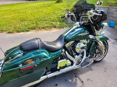 Harley davidson street glide special with over $3000 in extras. Year is 2015 with 28000 kilometers....