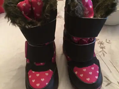 Snow Shoes size 7 with Excellent Condition and very warm, View more