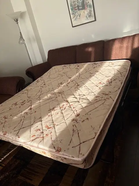 Canape lit convertible excellent état in Beds & Mattresses in City of Montréal - Image 3