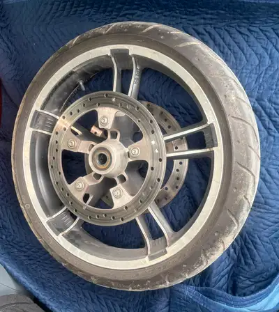 À vendre : Roue avant Harley Davidson FLHX 2014, mag d’origine avec béring pour ABS. Pneus (Harley D...
