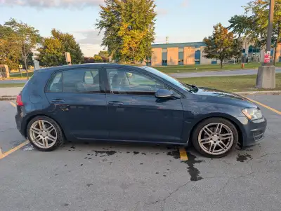 2015 VW Golf TSI Exterior : navy blue almost black Interior: noir tissue + couvert de siège en semi...
