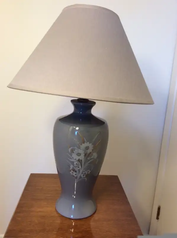 Vintage Hand Painted GREY PORCELAIN TABLE/DESK LAMP - Looks New! in Indoor Lighting & Fans in City of Toronto - Image 4