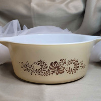 Beautiful Vintage Pyrex Homestead Brown 475-B Casserole Dish..