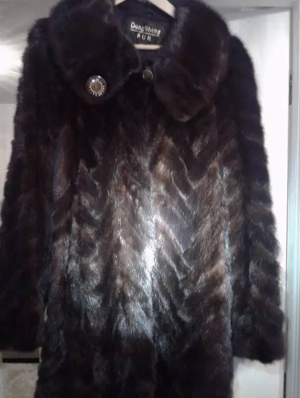 Dark brown mink coat for sale in Women's - Tops & Outerwear in Laval / North Shore - Image 2