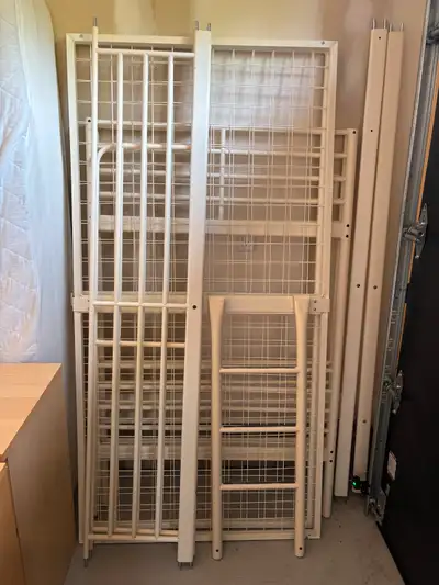 Bunk Bed frame and two mattress's, Voir plus