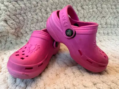 Toddler Girl’s Size 8 Pink Dawgs Clogs Shoes, View more