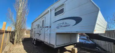 2005 Jayco 27.5 BHS 5th wheel, power double slide, Jack and Jill bunks, AC, New water heater last ye...