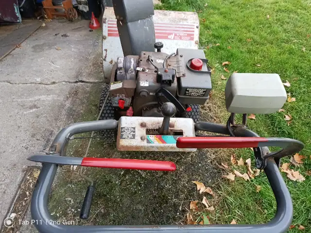 TOUGH 10HP 28" SNOWTHROWER SNOWBLOWER in Snowblowers in Belleville - Image 6