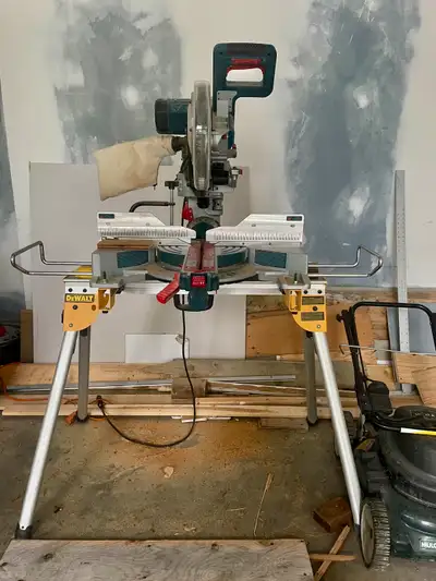 Je vends une scie à onglet radiale Bosch (modèle professionnel) idéale pour tous vos travaux de coup...