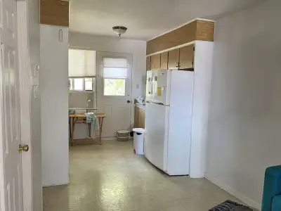 Bienvenue dans cet espace de vie lumineux et accueillant, idéalement situé dans un quartier paisible...