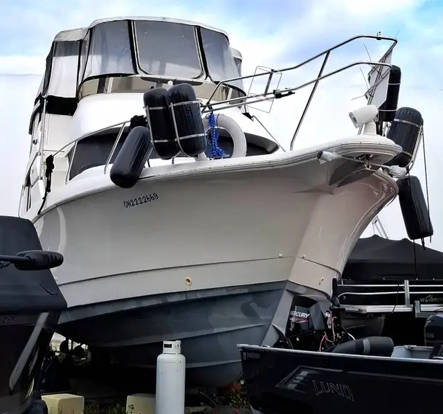 1996 Silverton 372 Motor Yacht in Powerboats & Motorboats in Trenton - Image 5