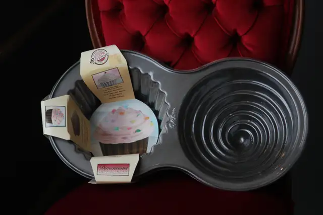 Wilton Dimensions Cupcake Pan (NEW) in Kitchen & Dining Wares in Calgary - Image 2
