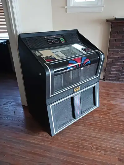 COIN OPERATED JUKEBOX NSM THE PERFORMER CLASSIC GREAT WORKING CONDITION INCLUDES 99 CDS LOOKING FOR...