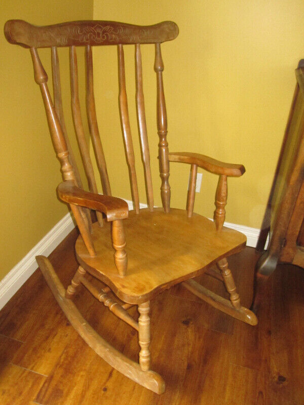 ANTQUE ROCKING CHAIR in Arts & Collectibles in Prince Albert