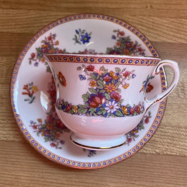 Vintage Aynsley Fine China Tea Cup & Saucer Set (EUC) in Arts & Collectibles in Winnipeg - Image 4