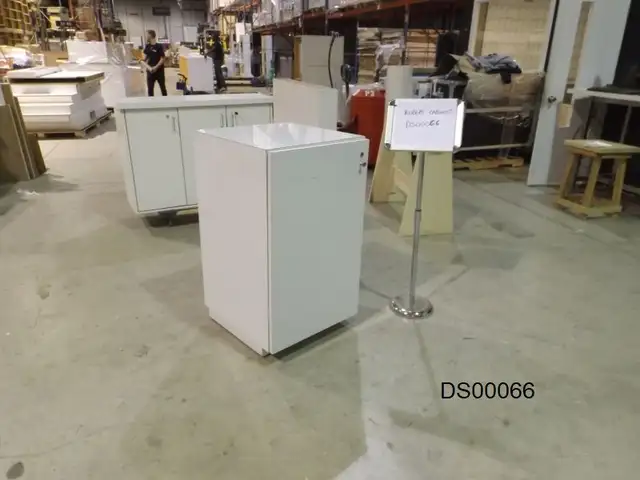 Standing white cabinet with lock in Bookcases & Shelving Units in Oakville / Halton Region - Image 5