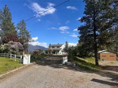 4152 Elk Drive, Ta Ta Creek – Exceptional Acreage with Stunning Mountain Views This charming 3-bedro...