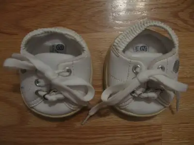 1-2- Chaussures blanches Skechers, Build-a-Bear, pour toutou, très propres et en excellent état à 8$...