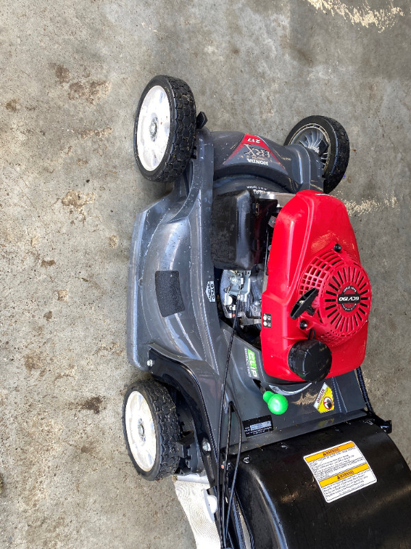 Honda push mower with electric start in Lawnmowers & Leaf Blowers in Leamington - Image 4