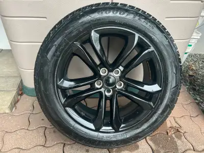 4 pneus GoodYear Ultra Grip sur jantes 225/60 R18