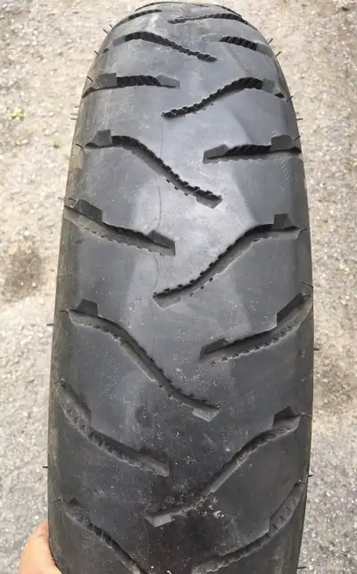 Pneu Usager! Arrière pour moto a double usage de marque Michelin model Anakee 3 Grandeur 140\80R17 e...