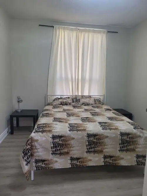 * Downtown Toronto, Ossington /Dundas * Steps to street car and TTC Bus * Single occupancy * profess...