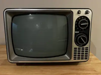 Vintage RCA B&W TV Octobre 1978 En bonne état de fonctionnement. Diagonale de l’écran: 12 pouces 15L...