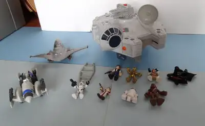 Star Wars 2011, Vaisseau Millenium et 2 autres Véhicules avec aussi 8 Figurines . Le tout en très bo...