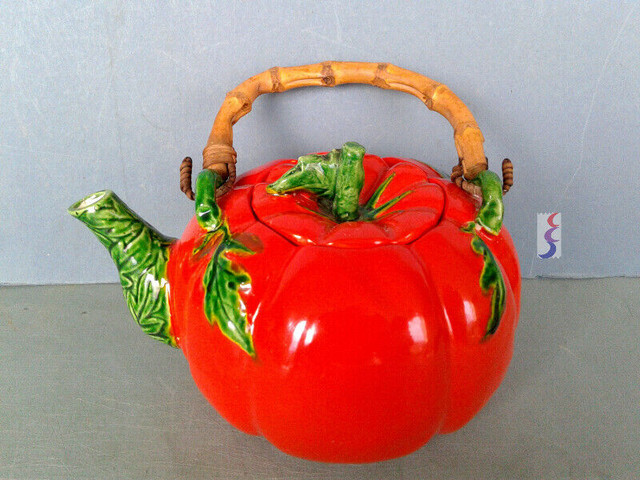 Occupied Japan Maruhan Tomato Teapot Kettle Majolica Wood Handle in Arts & Collectibles in Kitchener / Waterloo - Image 2