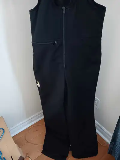 Dévalez les pentes avec style grâce à ce pantalon de ski Elho, conçu pour vous garder au chaud et au...