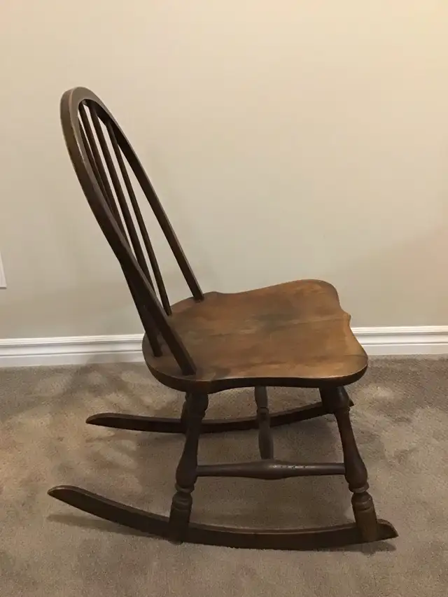 Small wooden Antique rocking chair. in Chairs & Recliners in Ottawa - Image 4