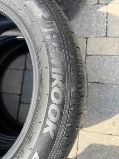 These Hankook Kinergy GT tires, sized 225/50R17, are pre-owned and ready to get you back on the road...